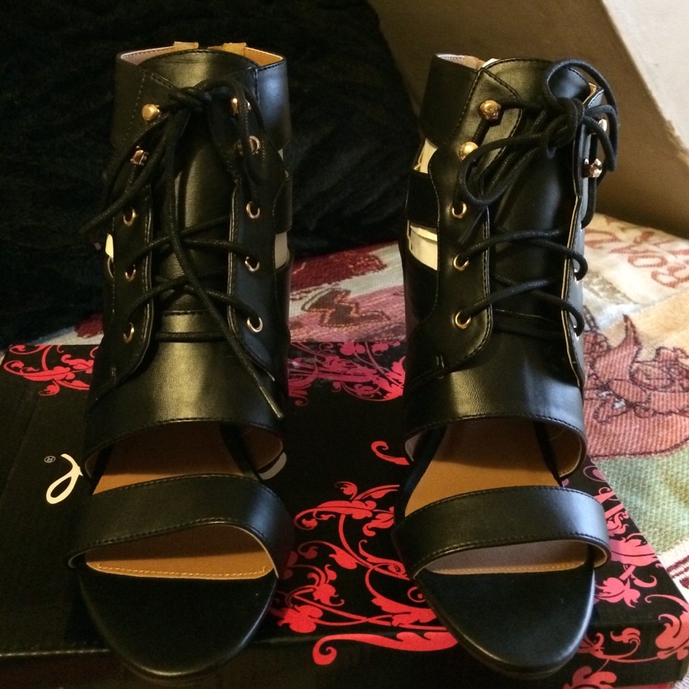 Black wedge shoe
